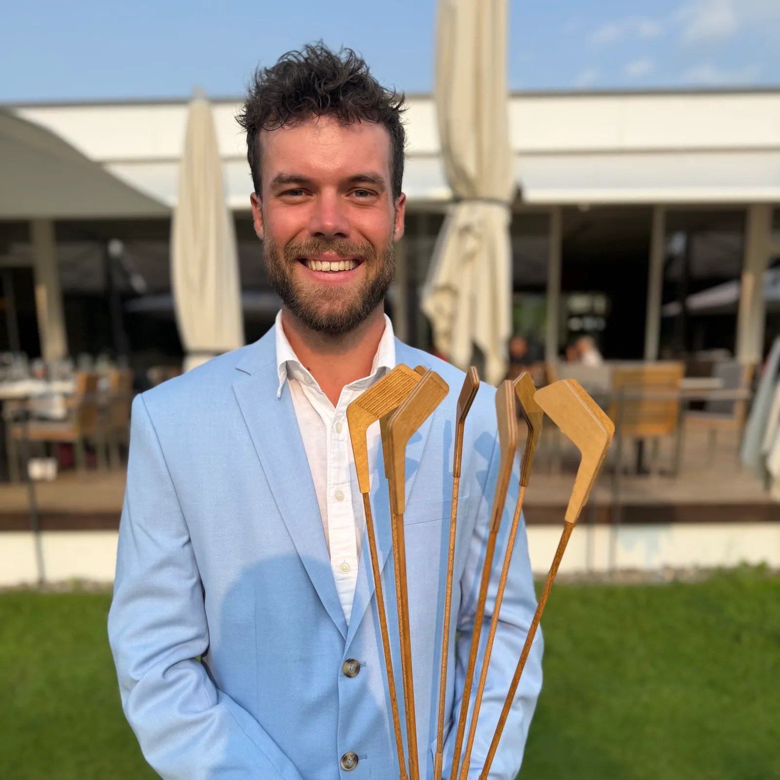 Andrin Niederberger, Sieger des Edelweiss Cup 2026, mit dem Edelweiss-Cup-Pokal